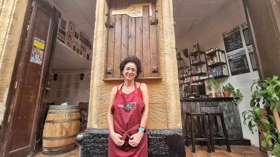 Luisa Barrios en la entrada de su bar, La Casapuerta de Luisa