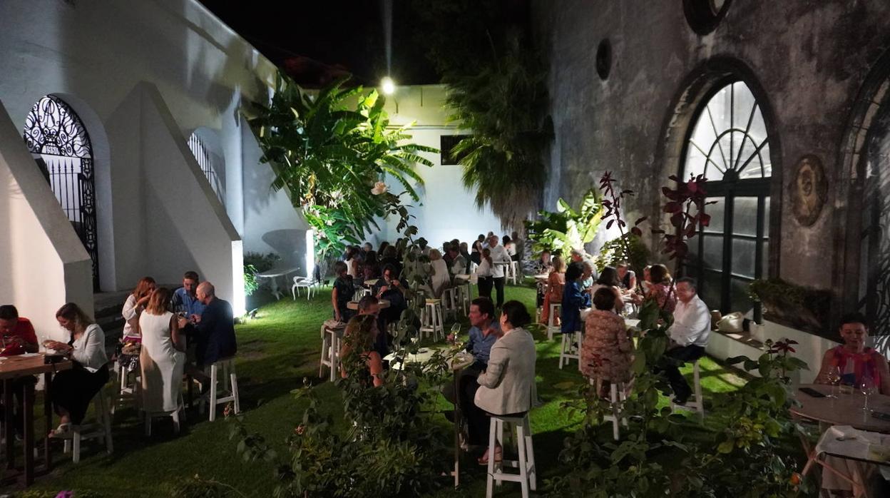 La cena se desarrolló en el jardín de San Guillermo