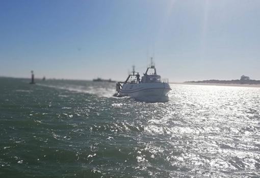 Un barco pesquero de Sanlúcar, volviendo al puerto