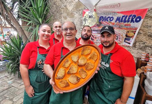 Paco Melero, con todo su equipo