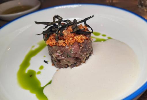 Tartar con ajo blanco de coco