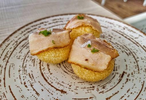 Bomba de queso de cabra payoya con velo de chicharrones