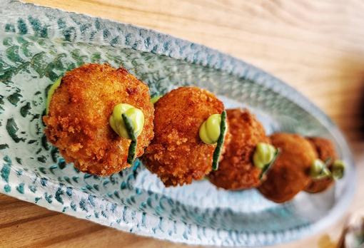 Croquetas de lubina con emulsión de salicornia