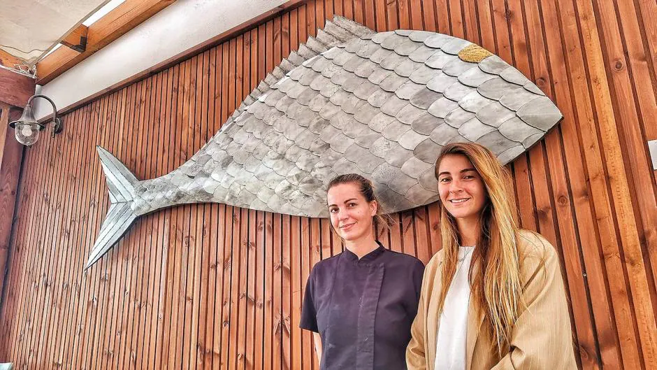 Isabel y Ángeles Chozas en El Estero, el espacio gastronómico de la Salina Santa Teresa