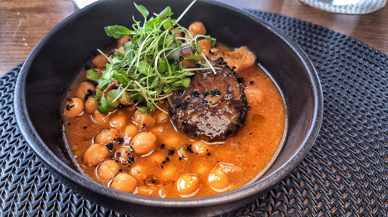 Plato de garbanzos con boletus y morcilla de Setenil, en El Mirador