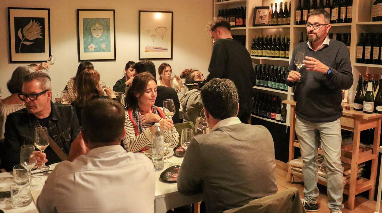 Fran León, durante la cata de Bodegas Salado en La Vinográfica