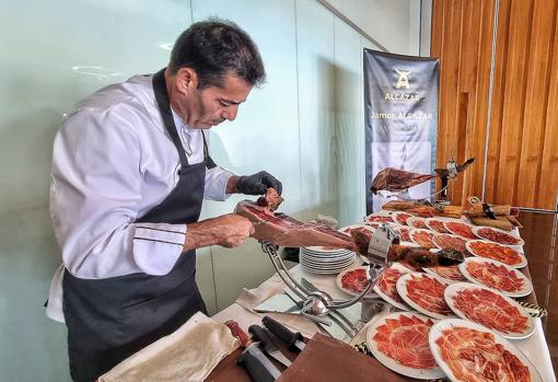 Tras la presentación, se degustó el jamón y otros productos de El Alcázar