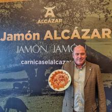 Tato Ortega, con un plato de jamón