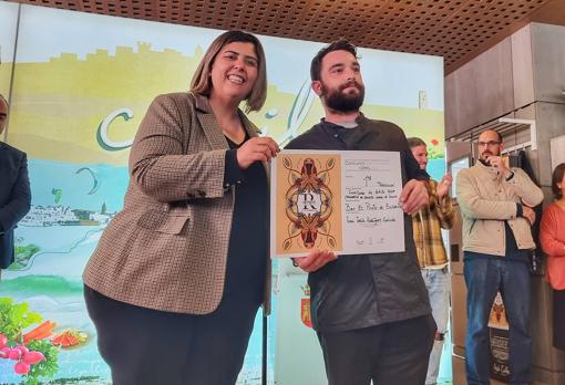 La alcaldesa entregó su diploma al Bar Punto de Encuentro