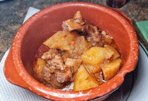 Costillas de jabalí con patatas y setas, el plato de Venta Mesa Jardín