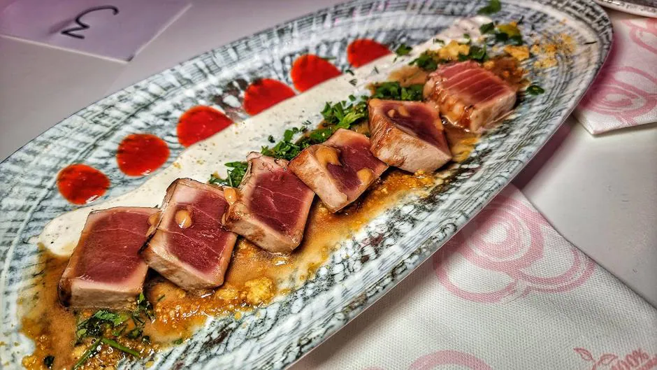El tataki, uno de los platos del menú degustación del 15 cumpleaños de Miss Sushi