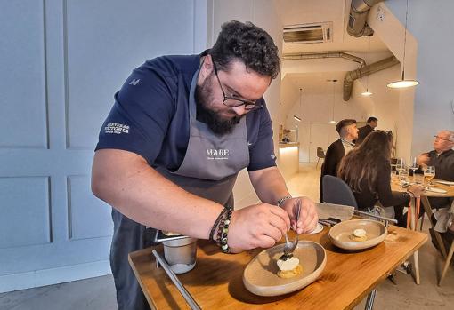 Juan, preparando el postre de mango