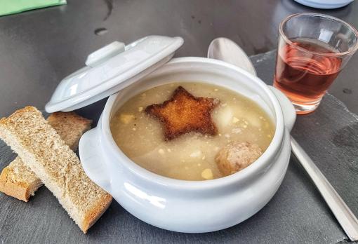 La sopa de albóndigas y pan frito de la Venta La Perdiz