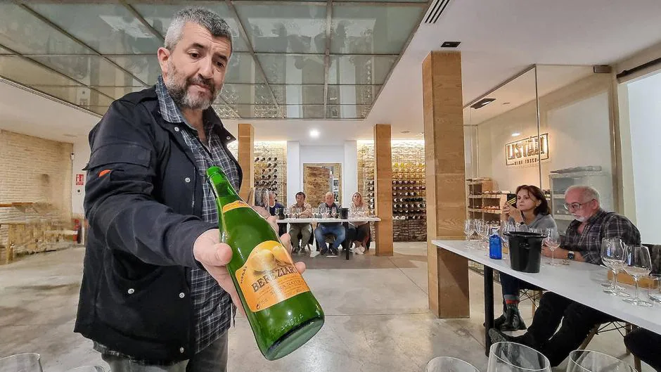 Josema Azpeitia, con una de las sidras que se cataron en Listán Wine Tasca