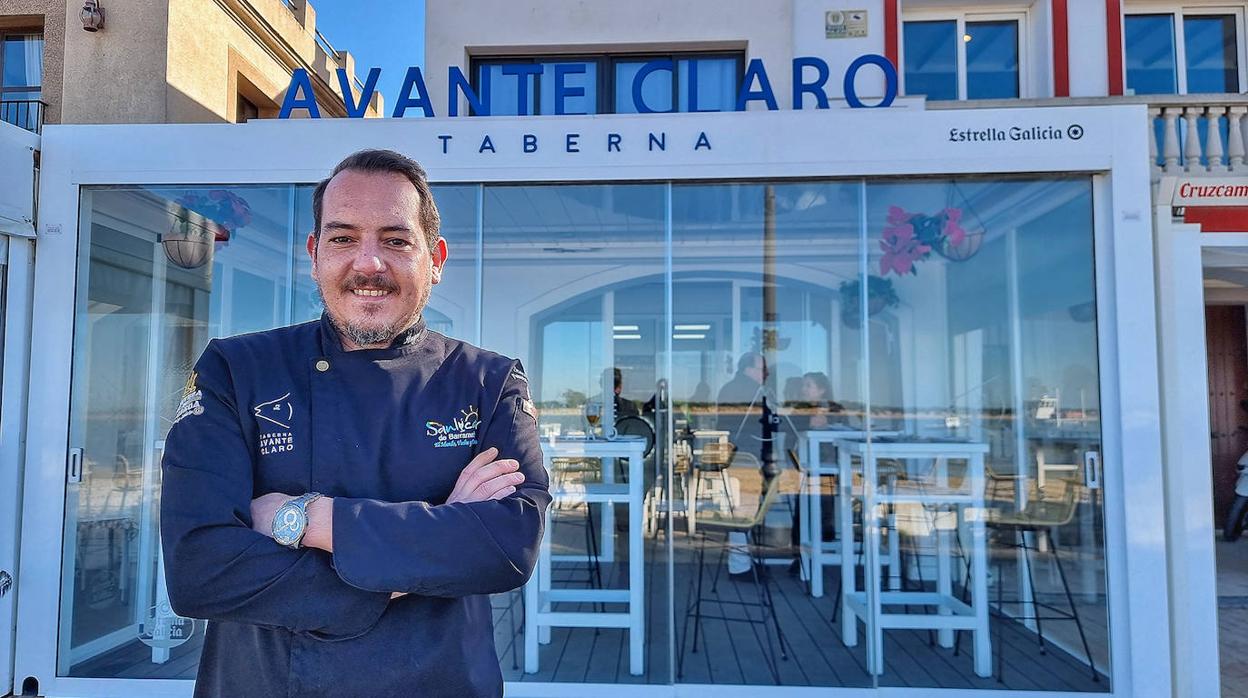 Ángel Rodríguez en la Taberna Avante Claro, en el Bajo de Guía de Sanlúcar de Barrameda