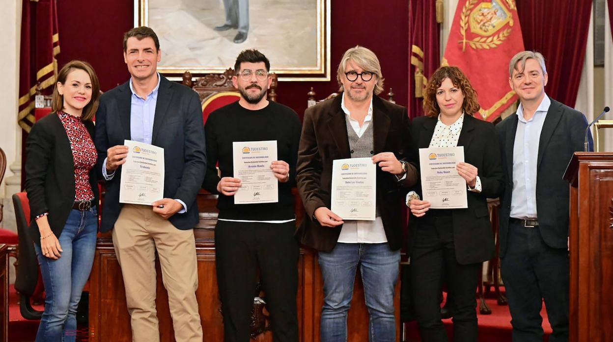 Entrega de los certificados en el Ayuntamiento de Cádiz