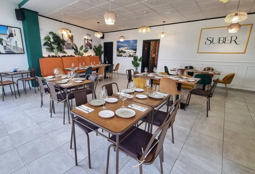 Sala interior de Suber Espacio Gastronómico, en Alcalá de los Gazules