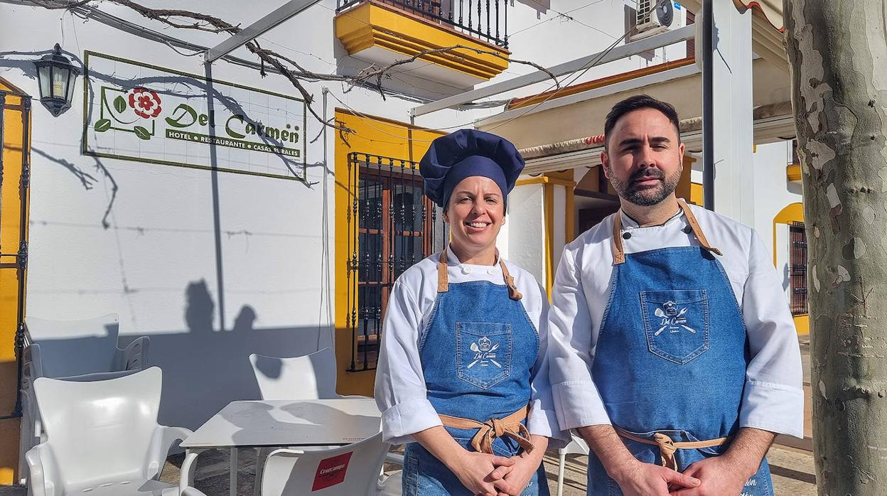 Carmen Tamayo y Javier García, en la entrada del Restaurante del Carmen, en Prado del Rey