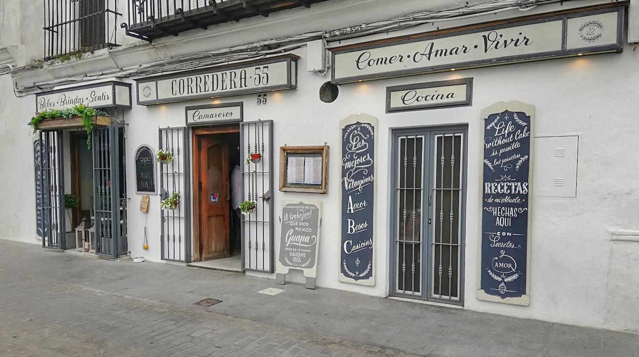 Fachada de Corredera 55, que próximamente cambiará con el logo y el nombre de Califa Tapas