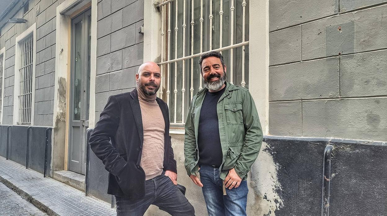 Juan Pedro Medina y Enrique Pérez, ante el que será su restaurante Berza, en la calle Veedor de Cádiz