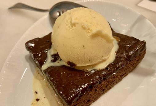 Brownie de chocolate con helado de vainilla
