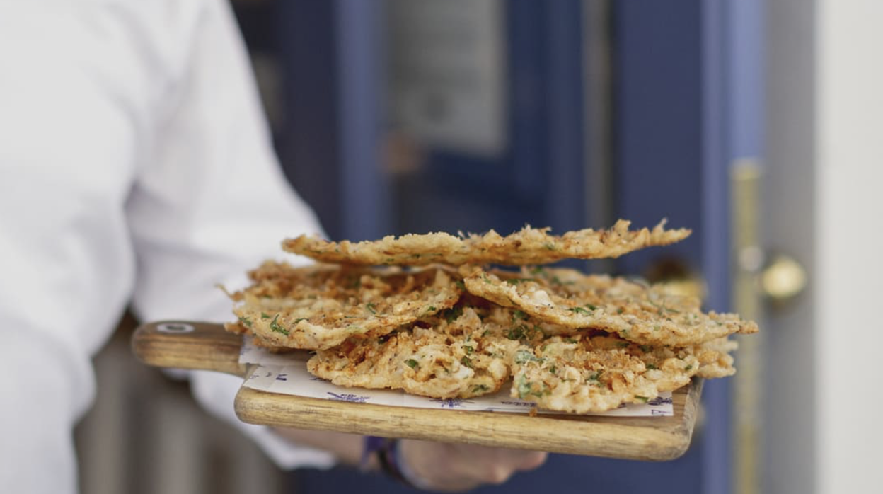 Tabla con las mejores tortillitas de camarones en Cádiz