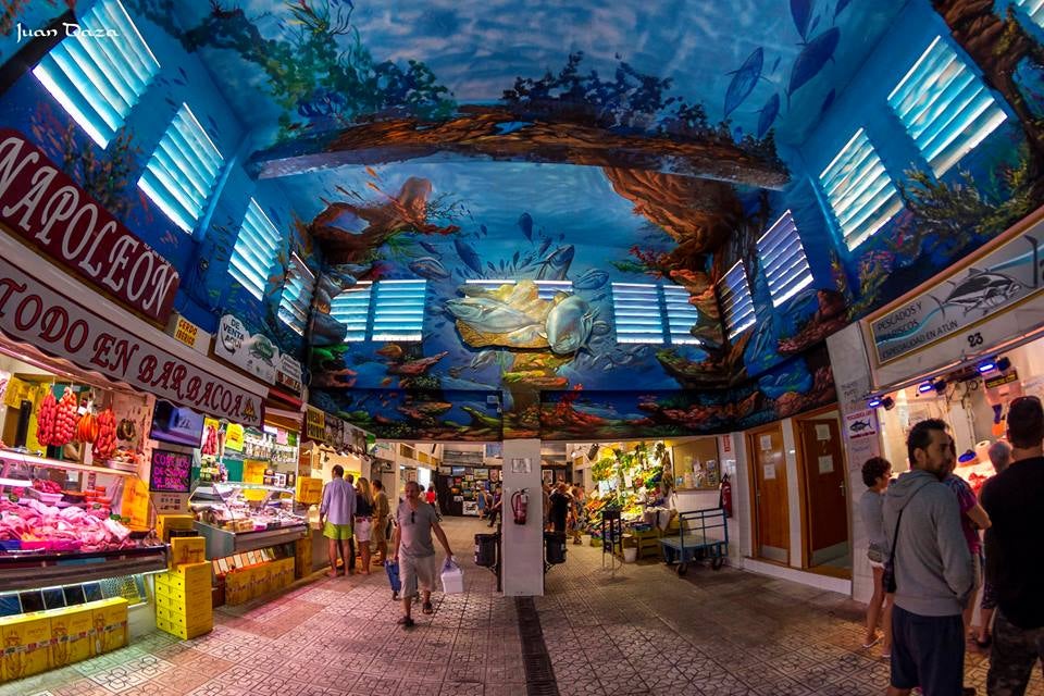 El mar &#039;inunda&#039; el mercado de abastos de Barbate