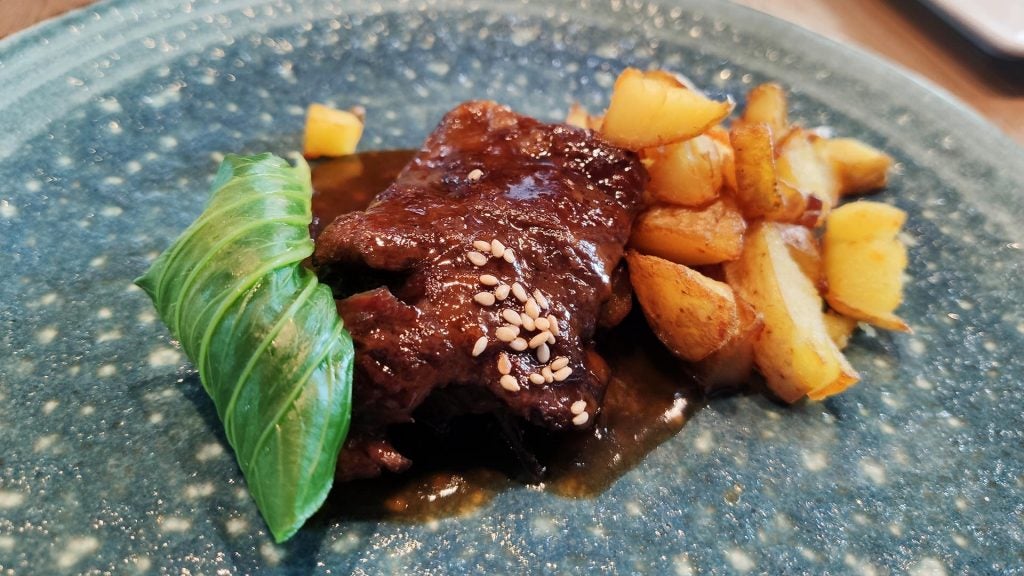 yokobarbatecostillavacagallega. Costilla de vaca gallega madurada 35 días con pak choi.