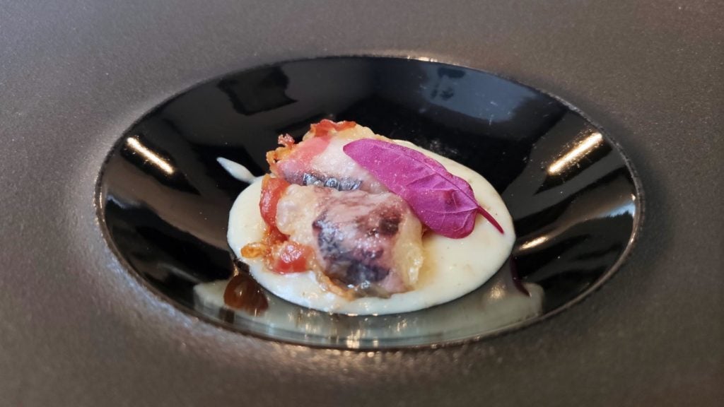 elespejopulpopatatapancetapimenton. Pulpo con patata, panceta y pimentón.