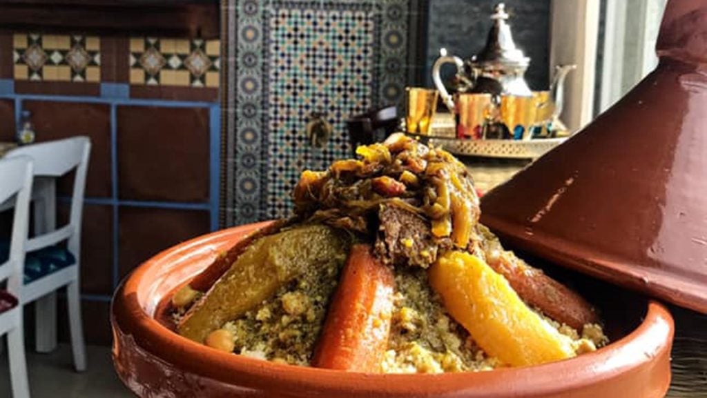 lamedinadetetuancuscusterneraverdurascebollacaramelizadapasas. El couscous, uno de los platos tradicionales de La Medina de Tetuán.