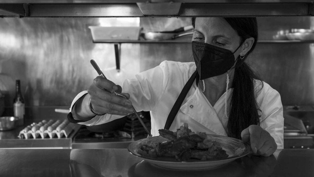 fresquitapereajose. Tamara Ramírez, dando los últimos toques a un plato en su cocina.