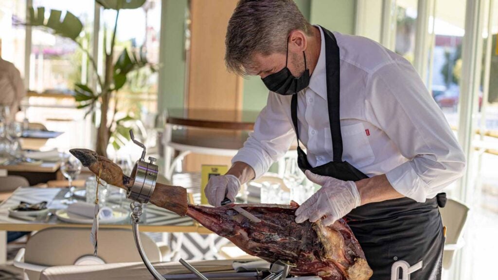 quorumcortadorjamon. Un cortador de jamón daba la bienvenida a los invitados a la inauguración. | Foto: Cedida.