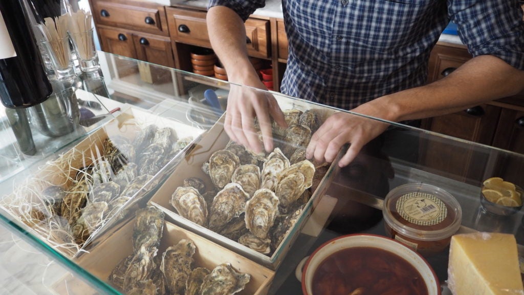 Luis Ureña selecciona cuidadosamente los productos que forman la propuesta de Primeria Selection (M.S.).. Luis Ureña selecciona cuidadosamente los productos que forman la propuesta de Primeria Selection (M.S.).