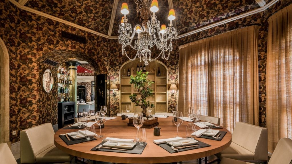 salon interior en 99 sushi bar marbella en hotel villa padierna. 