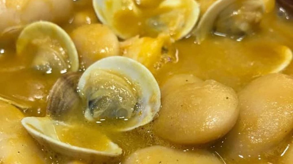 judiones con almejas en bar nerva malaga. 