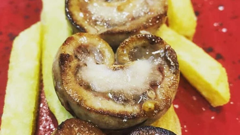 riñoncitos de chivo malagueño en bar nerva. 