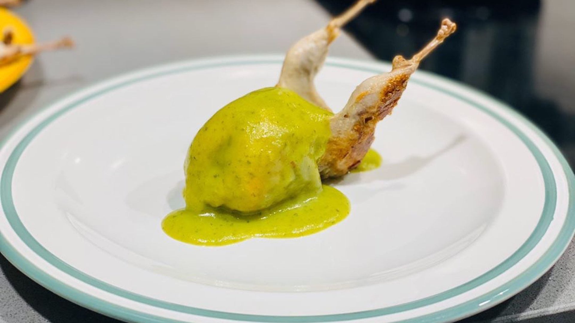 Receta de codorniz en caldo de gazpacho verde de Fernando Villasclaras (El Lago)