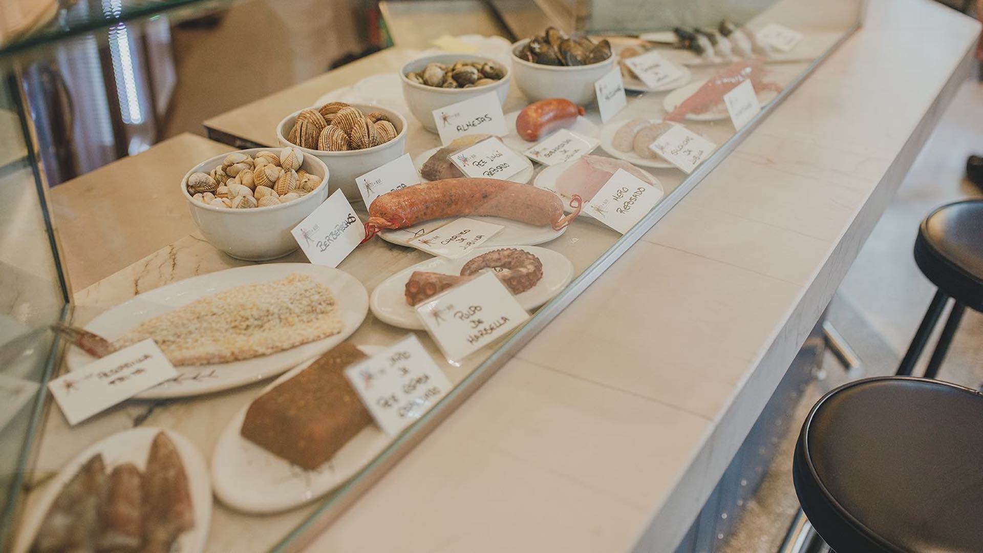 Dani García lo tiene claro: La vitrina con pescados madurados de Lobito de Mar