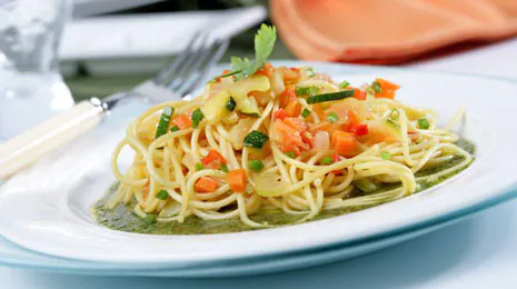 Espaguetis al pesto con verduras - Gurmé