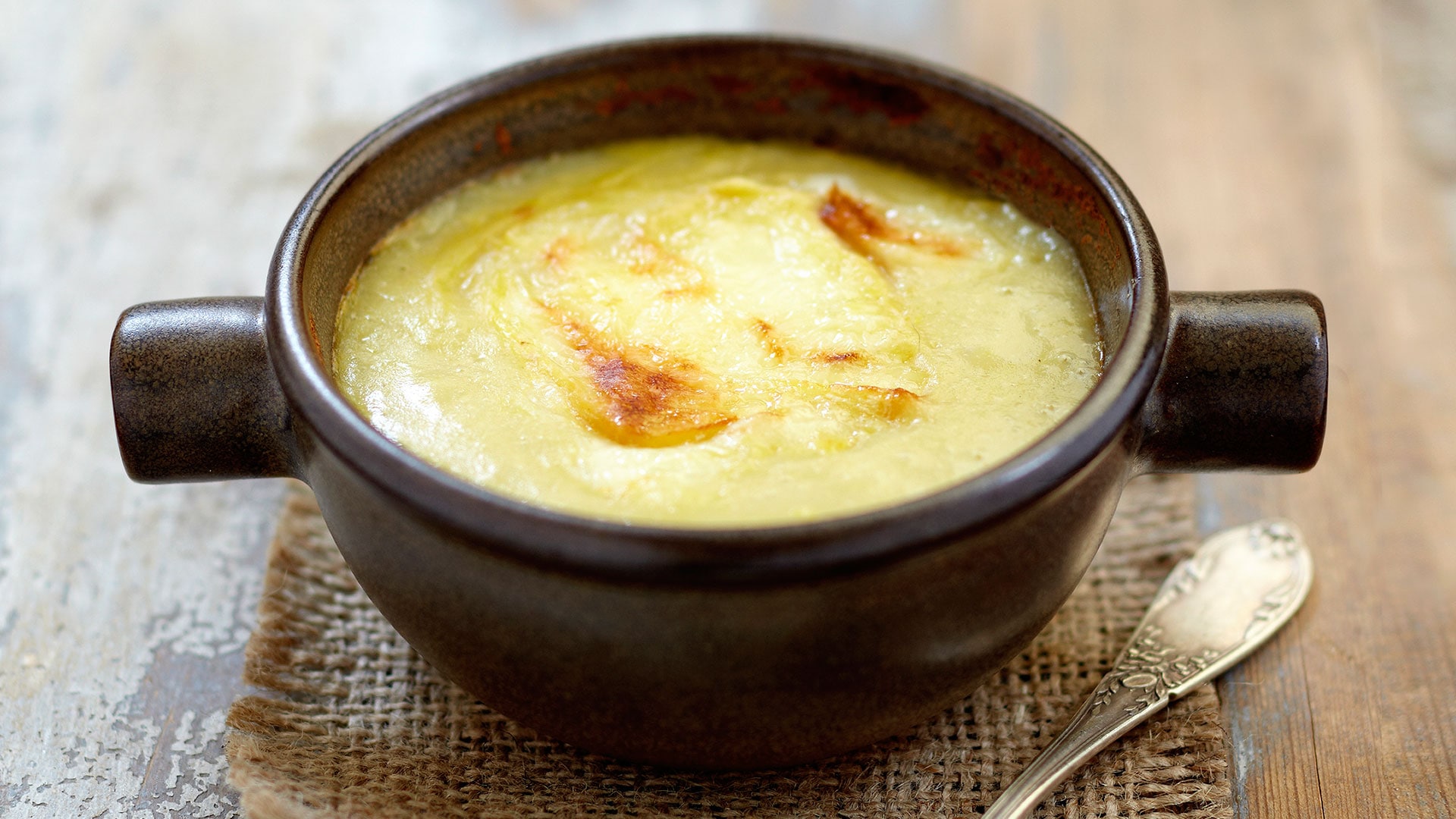 Sopa De Cebolla Con Queso Gratinado - Gurmé