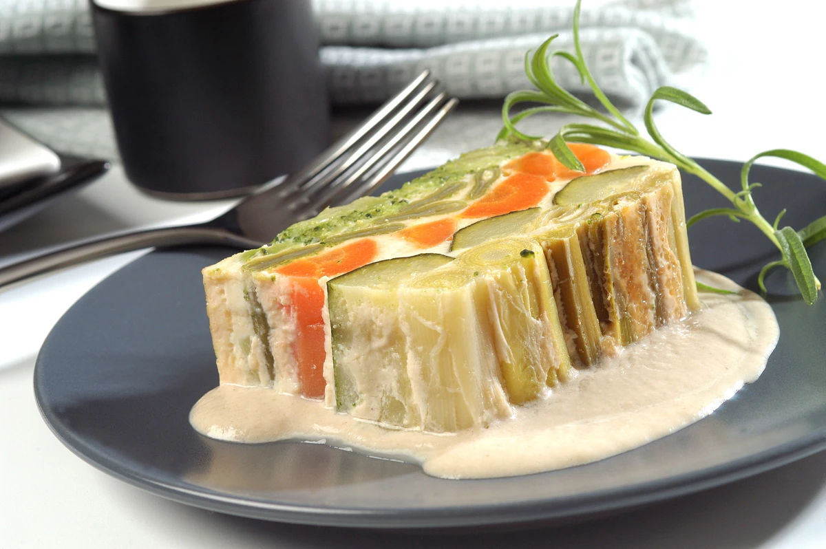 Pastel de verduras con salsa de champiñones - Gurmé