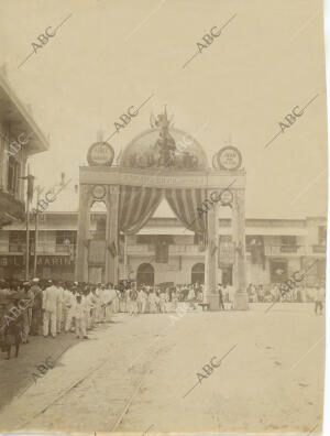 Arco levantado por el Comercio Nacional en la plaza de P Moraga en honor de las...