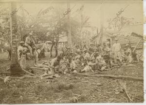 Descanso de una columna de infantería que aprovecha para comer cocos