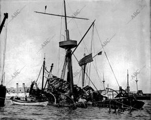 Fotografía del acorazado de la marina de los Estados Unidos, Maine, tras la...