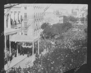 Multitudinario recibimiento del féretro de Castelar, en las Cortes, aquel 1899