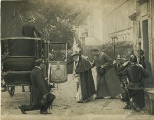 León XIII se dirige a un carruaje en el Vaticano