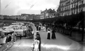 1900 (CA.) Vista de la playa de La Concha y del paseo marítimo