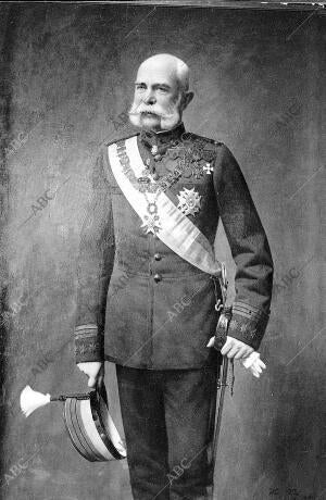 El Emperador era capitán general honorario del ejército español y coronel...