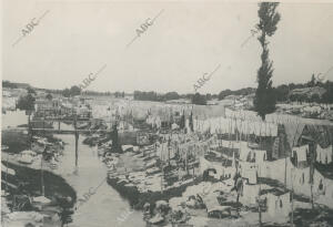 (CA.). Lavanderas en la ribera del río Manzanares