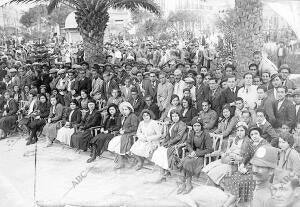 Fiesta infantil en la Plaza de España a principio de siglo